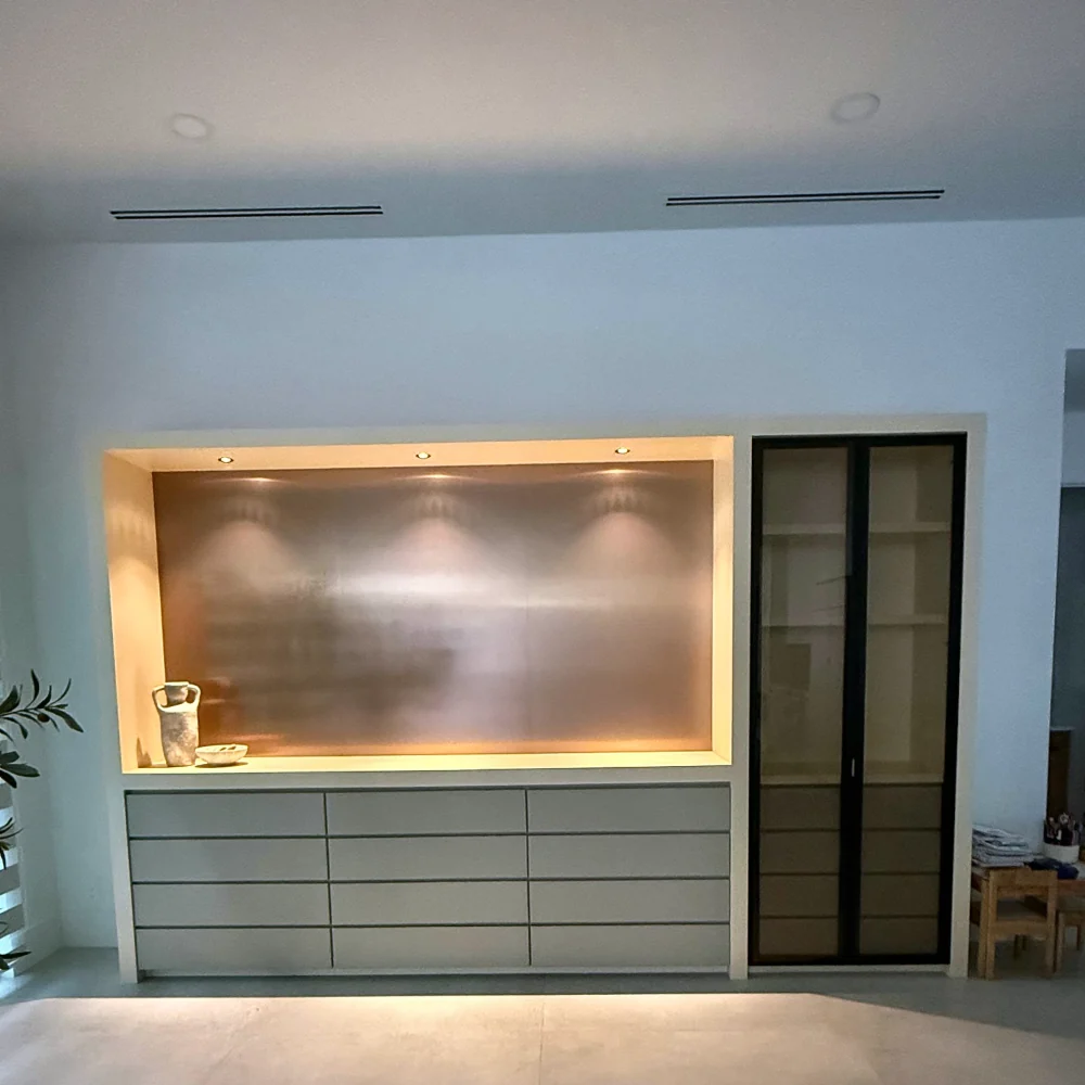 Foto real del mueble de comedor con vidrio retroiluminado y vitrina ya instalado por Custom Closet Florida, Florida, EE. UU.