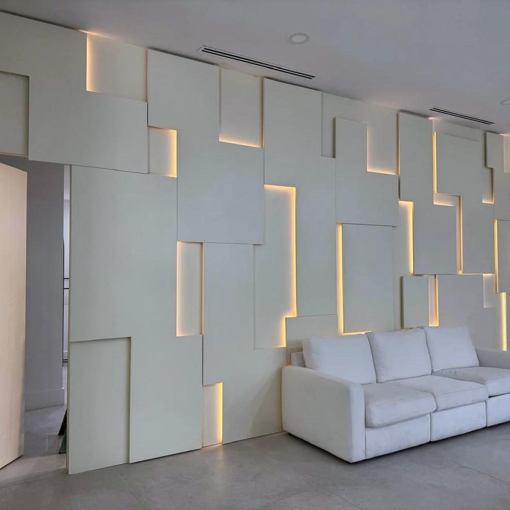 Foto real de la pared de paneles con luz LED ya instalada por Custom Closet Florida, con puerta oculta, Florida, EE. UU.