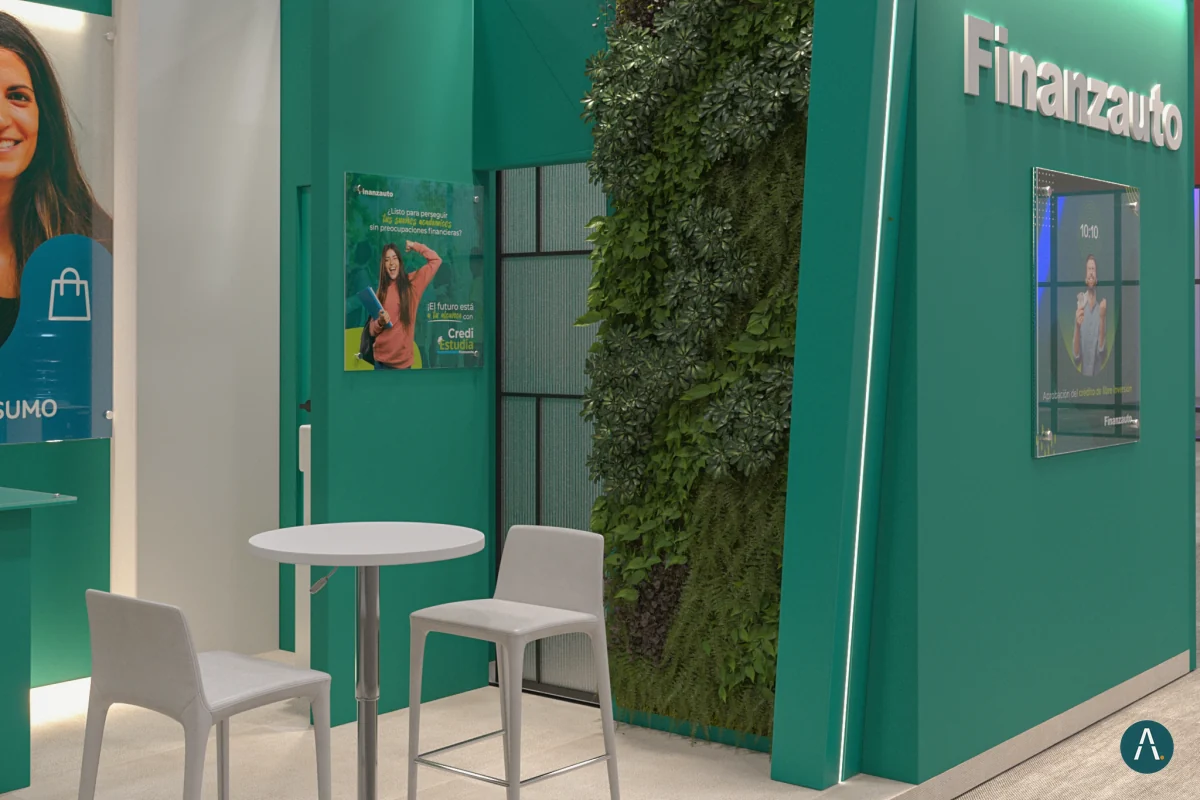 Render de stand de Finanzauto con jardín vertical, mesas altas y marcos verdes de marca